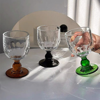 Zwart glazen cocktailglas voor koude dranken, modern, voor feesten, geschikt voor bruiswater, bier en fruit.
