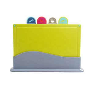 ชุดเขียงพลาสติกรหัสสี4ชิ้นพร้อมขาตั้งสำหรับวางอาหารปลอดภัยและทำความสะอาดง่ายสำหรับห้องครัว - Product Image 1