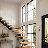 Escalier flottant sans cadre en verre avec monopoutre centrale, marches en bois, design cantilever pour intérieur