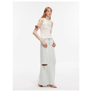 Falda vaquera de línea A con efecto desgastado y agujeros, importada de Turquía, modelo "Walden Pond" - Product Image 3