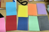 Bavoir dentaire étanche de haute qualité de qualité médicale Coussinets dentaires jetables Papier dentaire pour dentiste Coussinet de suture dentaire