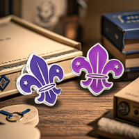 Écussons métalliques personnalisés en émail souple avec emblème fleur-de-lis, symboles spirituels de l'extérieur pour groupes de camping et événements scolaires, souvenirs