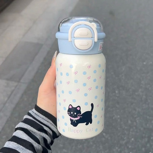 ขวดน้ำสุญญากาศลายแมวดำน่ารัก ขนาด 500 มล. สำหรับเด็ก ทำจากสแตนเลส ฝาปิดแบบพลิกสองด้าน พกพาสะดวก เก็บความร้อนได้ - Product Image 3