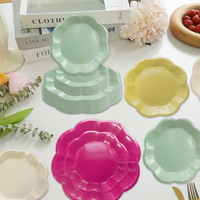Assiettes en papier élégantes à bords festonnés couleur crème, vaisselle jetable en forme de fleur pour banquets, douches nuptiales et événements