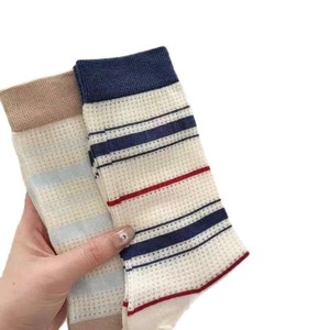 Calcetines de malla a rayas transpirables para mujer, longitud media, absorben el sudor, resistentes al olor, estilo primavera-verano - Product Image 4