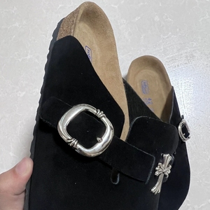 Vente en gros de pantoufles sabots personnalisées avec logo sabots croisés en cuir suédé avec semelles en liège en cuir véritable de haute qualité pour femmes - Product Image 2