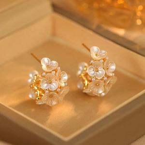 Boucles d'oreilles clous en argent tibétain, style luxe léger et élégant, plaqué or 18 carats, imitation perle, géométriques, nouvelle collection été, tendance - Product Image 1