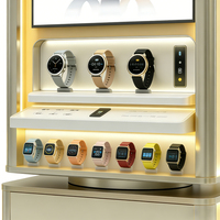 Support d'affichage pour montre connectée double face personnalisé avec écran publicitaire LED et zone d'essayage interactive, design moderne et luxueux