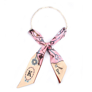 Pañuelo de seda estampado para mujer con collar de perlas, accesorio de moda para un estilo elegante - Product Image 5