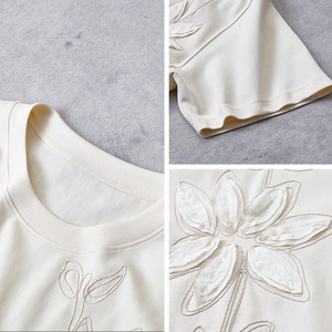 T-<span class=keywords><strong>shirt</strong></span> brodé floral pour <span class=keywords><strong>femme</strong></span> : T-<span class=keywords><strong>shirt</strong></span> col rond en coton et nylon doux avec surpiqûres décoratives - Vêtements personnalisés ODM/OEM - Product Image 2