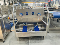 Station d'hygiène intelligente en acier inoxydable pour le lavage des bottes, utilisée pour nettoyer les bottes des travailleurs d'abattoir