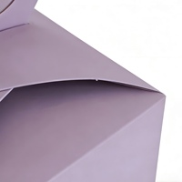 Boîtes en papier kraft plates sur mesure en violet romantique avec poignées découpées, conçues pour l'emballage de petits cadeaux tels que des bijoux