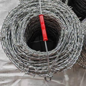 ผู้จัดจำหน่ายลวดหนามขนาด 14x14 สำหรับตลาดโลก ลวดเหล็กชุบสังกะสีความแข็งแรงสูงสำหรับใช้ในฟาร์มและปศุสัตว์ - Product Image 1