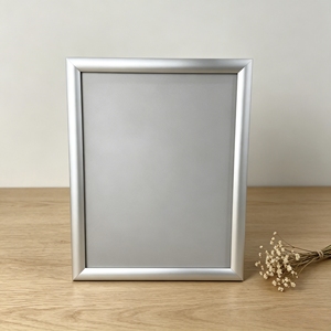 Cadre en aluminium de 25 mm avec support en PE et couverture en PVC anti-reflet pour signalétique professionnelle dans les centres commerciaux - Product Image 1