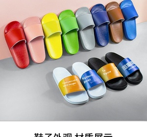 Claquettes de plage d'été en PVC minimalistes, personnalisées, imprimées, à bout rond, imperméables, pour intérieur et extérieur - Product Image 2