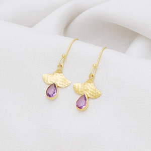 Boucles d'oreilles en laiton plaqué or avec améthyste, bijoux pour femme pour le bureau, finition martelée - Product Image 3