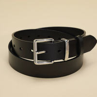 Ce ceinture élégant en alliage noir pleine fleur avec boucle plaquée polie, trous de réglage espacés uniformément, minimaliste, intemporel et décontracté.