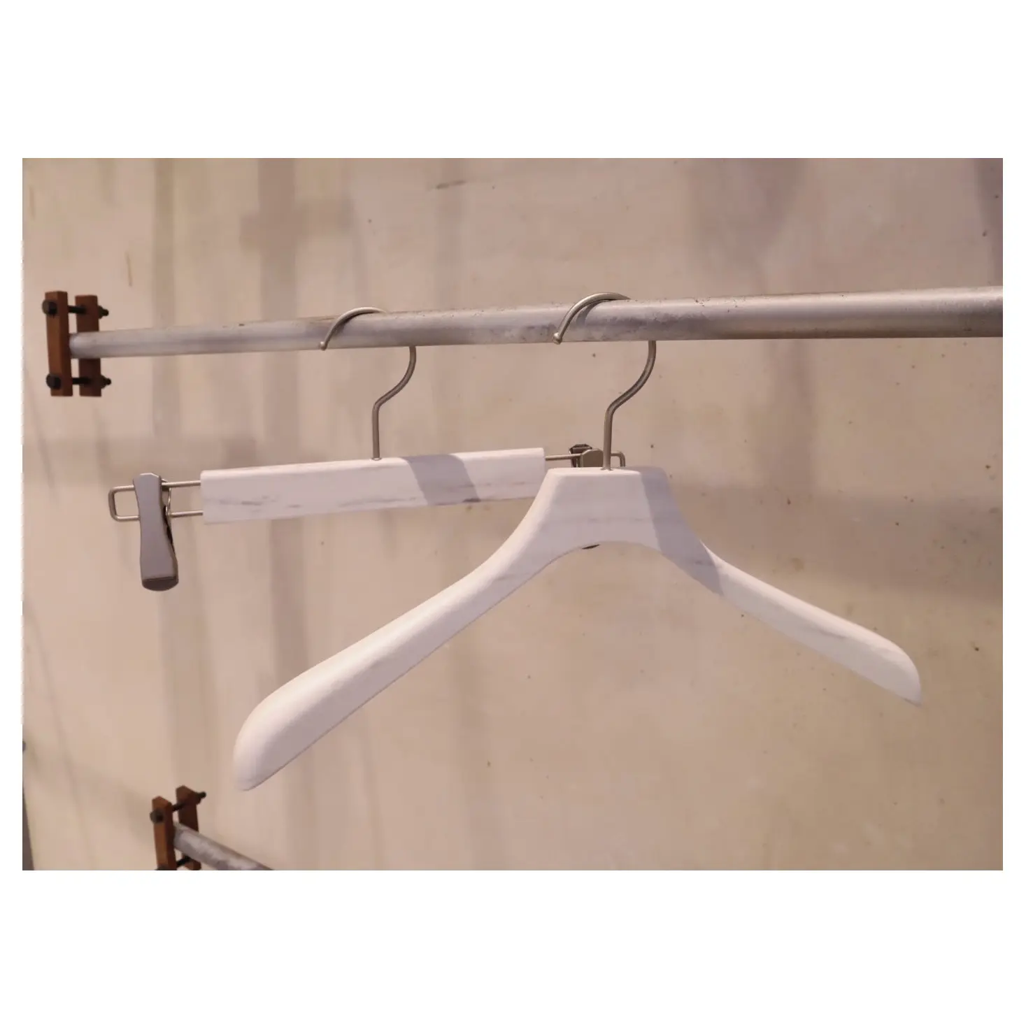 Small Lots 100 Pieces Available Wholesale Bulk Plastic Resin Wardrobe Clothes Hangers For Adults