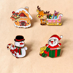 เข็มกลัดโลหะเคลือบลายพิมพ์ตัวอักษรแบบเฟียร์รี่สไตล์การ์ตูนคริสต์มาส น่ารัก ลายซานตาคลอสและกวางเรนเดียร์ - Product Image 3