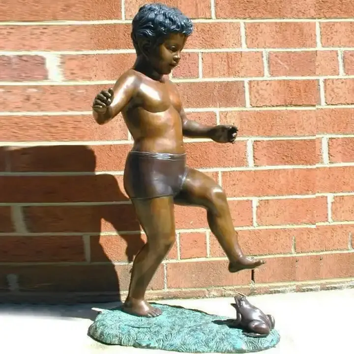 Menino jogando futebol bronze escultura outdoor jardim decoração metal artesanato criança estátua para decoração