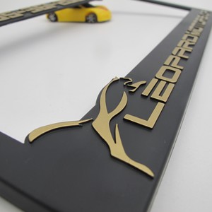 Cadre de <span class=keywords><strong>plaque</strong></span> d'<span class=keywords><strong>immatriculation</strong></span> et <span class=keywords><strong>plaque</strong></span> noire mate avec impression sérigraphique dorée personnalisée du logo - Product Image 6