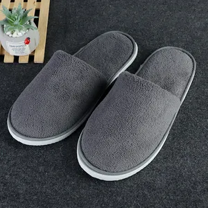 Fabrieksaanbod Logo Op Maat Gemaakte Wegwerp Hotel Slipper Zacht Koraal Fleece Stof Anti Slip Zool Slipper