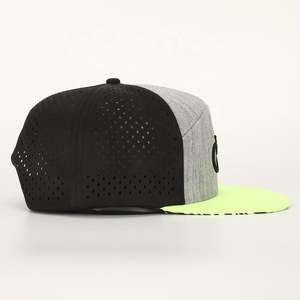 Venta al por mayor personalizado 7 paneles de ala plana bordado Logo impermeable láser corte agujero perforado rendimiento sombrero, Gorras Snapback Cap - Product Image 5