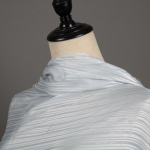 100% Polyester Silberfaden Jacquard Maßgeschneiderte Streifen Atmungsaktiver Antistatischer Satin-Stoff Schal OEM/Kundenspezifischer Service - Product Image 5