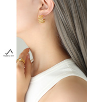 H0081 Boucles d'oreilles pendantes en acier inoxydable plaqué or 18 carats pour femme, motif treillis à petites perles dorées en forme de C, design de niche, tendance