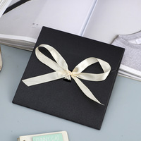 Boîte cadeau en papier couleur unie en forme d'enveloppe avec nœud en ruban de satin, emballage plat pour vêtements, foulards et autres cadeaux