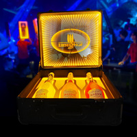 Boîte de présentation de bouteille de vin en acrylique avec vitrine de champagne à lumière LED dorée avec télécommande pouvant contenir 3 bouteilles de vin