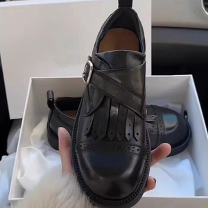 รองเท้าแฟชั่นผู้หญิงแบบสวมสบาย รุ่นใหม่ปี 2026 สไตล์เรโทร หัวกลม แต่งพู่ สายรัดหัวเข็มขัด หนังสีดำ - Product Image 2