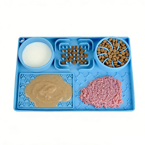 Tapis d'alimentation lente en silicone pour chiens avec ventouse, antidérapant, qualité alimentaire, facile à nettoyer, rouge et bleu, 30x20cm - Product Image 2
