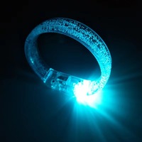 Bracelet lumineux LED personnalisé en gros avec logo pour pub, club, bar, décorations de fête de Noël, fournitures pour événements