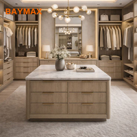 Dressing en U en bois avec îlot central en marbre