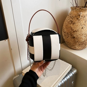 Bolso Cubo Tejido de Lujo con Contraste de Color, Bolso de Hombro Hecho a Mano, Bolso Pequeño Casual de Diseñador para Mujer - Product Image 5