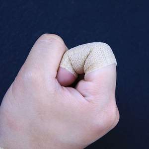 Venda elástica KJ213 de 2.5cm en colores surtidos para vendaje de heridas en palma, muñeca, codo, tobillo y protección deportiva. - Product Image 5