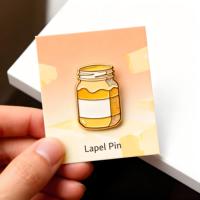 Épinglette en émail personnalisée sur le thème du pot de miel, du vin et du chat, badge métallique personnalisé pour sacs et accessoires vestimentaires