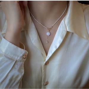 Collier en perles d'eau douce naturelles exquises avec turquoise artificielle, style minimaliste unique et luxueux - Product Image 1