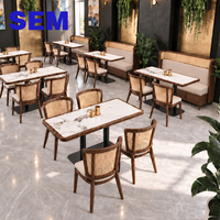 Ensemble de canapé et de chaises en rotin tissé en bois massif personnalisable SEM pour restaurants et cafés haut de gamme commerciaux