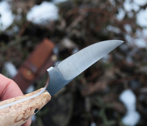 Cuchillo de Camping Hecho a Mano con Acero al Carbono 1095 de Grado Industrial, Punta de Gota, Mango de Cuerno de 5.5 Pulgadas y Funda de Cuero |   OEM/ODM Disponible | - Product Image 4