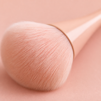 Pinceau à poudre professionnel Iriswigs extra large en poils synthétiques, super doux et moelleux, pour le maquillage du visage, la poudre libre, le blush, le bronzer et la fixation.