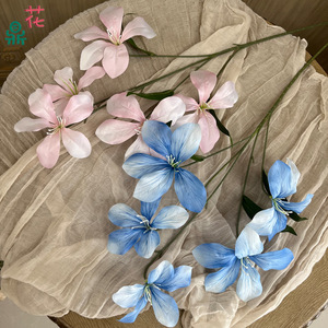 Flores de lirio artificiales de seda hechas a mano, decoraciones clásicas para bodas, para pasillo de banquete, escenario o salón. - Product Image 2