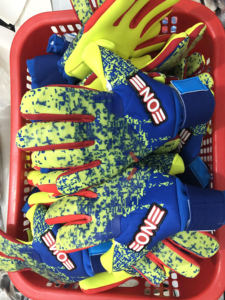 ถุงมือผู้รักษาประตูเยอรมันลาเท็กซ์4MM - Product Image 3