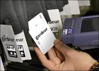 Étiquette de vêtement RFID EPC Gen2 UHF Papier M730 Mémoire 512 bits Étanche Portée de lecture 3-6m pour la gestion des stocks de vêtements