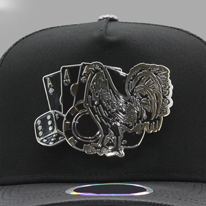 <span class=keywords><strong>Gorra</strong></span> Trucker Estructurada de Malla <span class=keywords><strong>Negra</strong></span> de Alta Calidad con Emblema Metálico 3D de <span class=keywords><strong>Gallo</strong></span> Plateado y Diseño de Póker, Ajustable con Cierre Snapback, Unisex, Estilo Urbano - Product Image 2