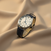 Herrenuhr mit gebürstetem silbernem rundem Gehäuse, kleinem Sekundenzifferblatt, marineblauem genarbtem Lederarmband, wasserdicht für den täglichen Gebrauch.