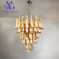 Lustre médiéval français, suspension en verre de Murano fait main à pétales superposés, dégradé ambre-blanc, pour villa duplex à plafond haut