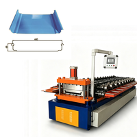 Machine de formage de tôles d'acier pour panneaux de toiture métalliques à clipser, avec joint fiable et dissimulé