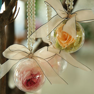 Coffret Cadeau Fête des Mères et Anniversaire : Porte-clés Globe à Neige en Acrylique avec Rose Éternelle Préservée – Accessoire Floral Longue Durée - Product Image 2